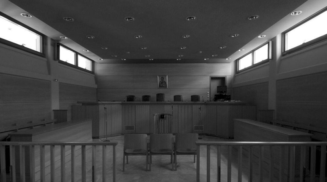 Δικαστήριο - Ασπρόμαυρη φωτογραφία από το εσωτερικό της αίθουσας