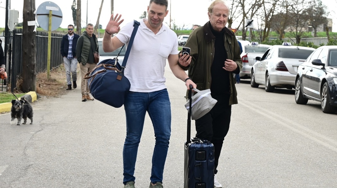 Ο πρόεδρος του ΣΥΡΙΖΑ, Στέφανος Κασσελάκης, με τον πατέρα του, έξω από το στρατόπεδο