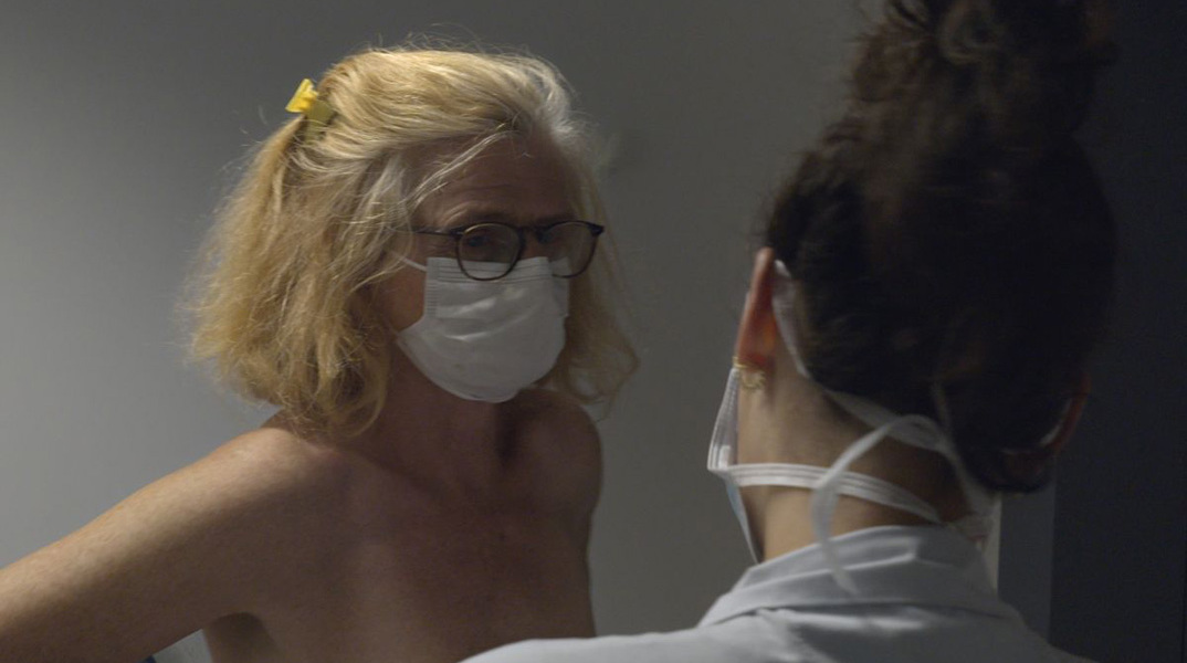 Η Κλαιρ Σιμόν διαγνώστηκε με καρκίνο και φιλμάρισε την όλη διαδικασία στο ντοκιμαντέρ της «Το Σώμα μας»