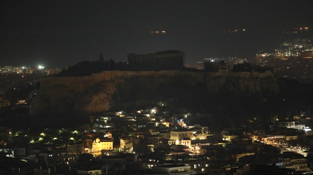 Ο Παρθενώνας βυθισμένος στο σκοτάδι για την «Ώρα της Γης»