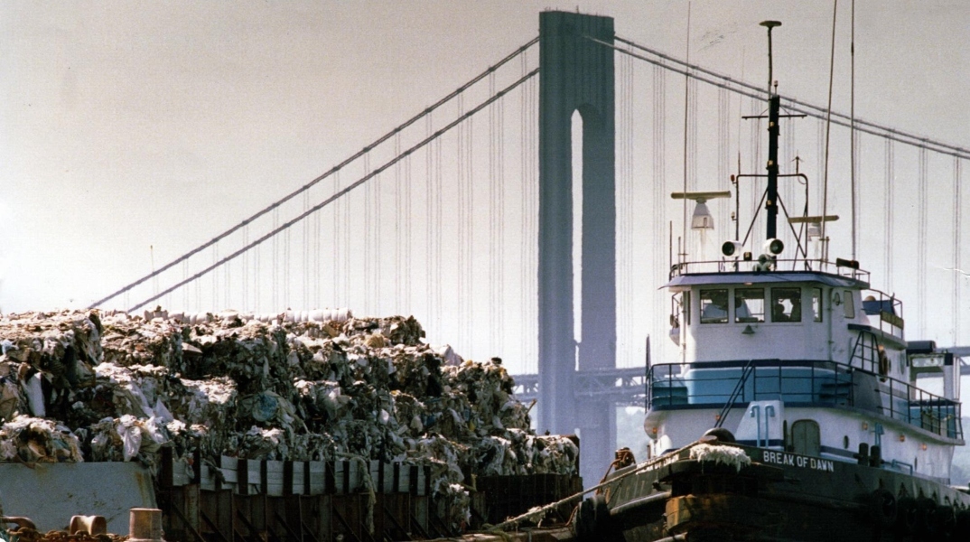  H φορτηγίδα με την ονομασία Mobro 4000 που περιφερόταν μεταφέροντας πάνω από 3.000 τόνους σκουπιδιών