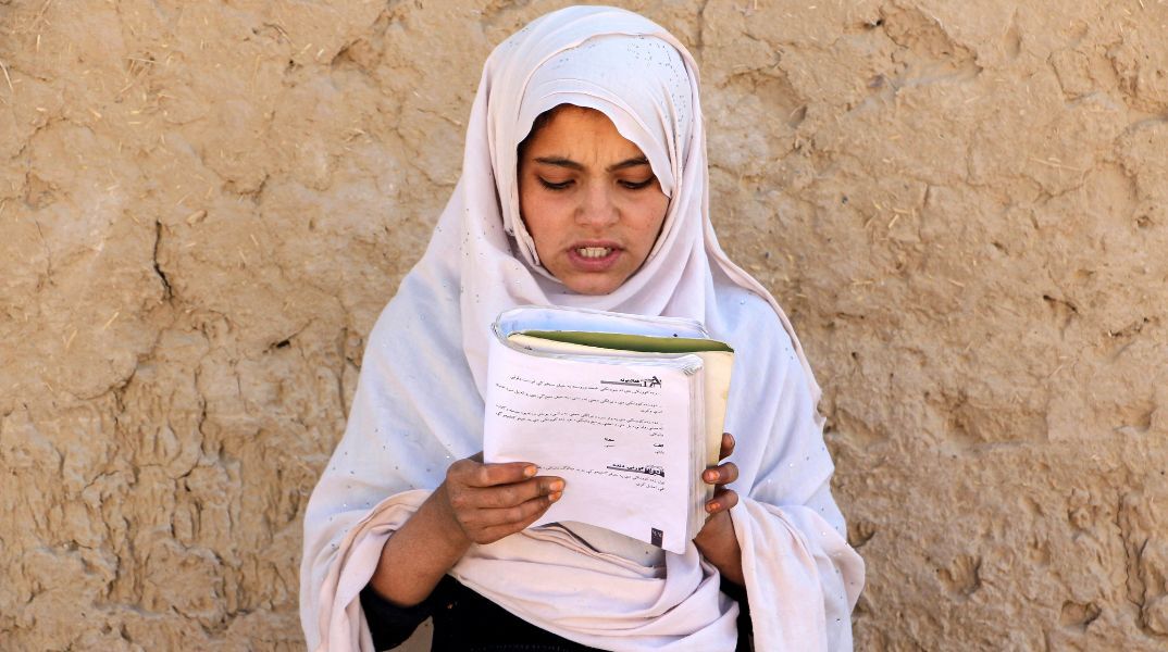 Αφγανιστάν: Άρχισε η νέα σχολική χρονιά, η τρίτη χωρίς κορίτσια στη δευτεροβάθμια εκπαίδευση - Για «έμφυλο απαρτχάιντ» κάνει λόγο ο ΟΗΕ. 