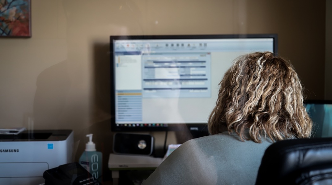 Λογίστρια μπροστά από το πεδίο για τη συμπλήρωση φορολογικής δήλωσης στον ηλεκτρονικό της υπολογιστή
