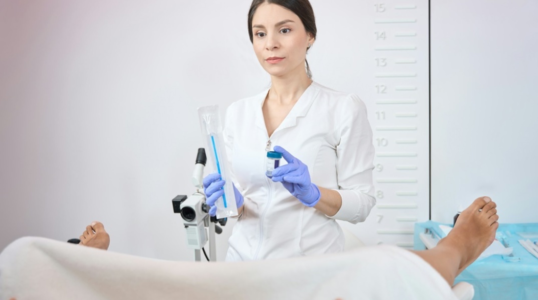 Γιατρός που αναμένει να κάνει γυναικολογική εξέταση