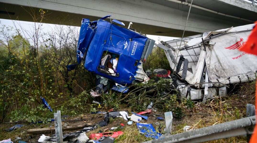 Εθνική Αθηνών Λαμίας: Ανατροπή νταλίκας στη Νέα Κύμη