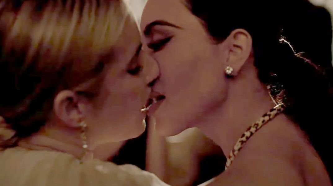 Η Emma Roberts φιλάει την Kim Kardashian στο «Αmerican Horror Story»