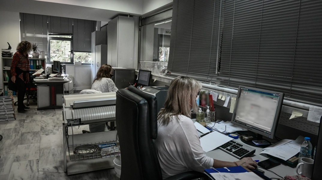 Στιγμιότυπο από γραφεία εφορίας