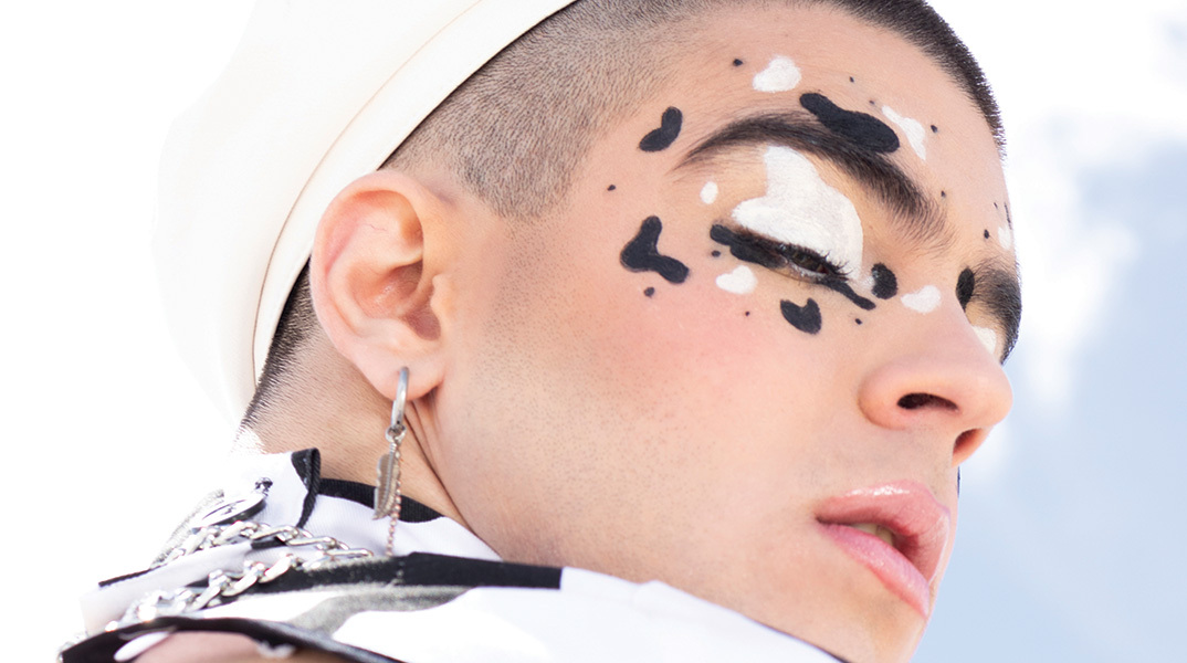 Dennys, ετών 19: Queer αγόρι μοντέλο ψάχνει δημοσιότητα