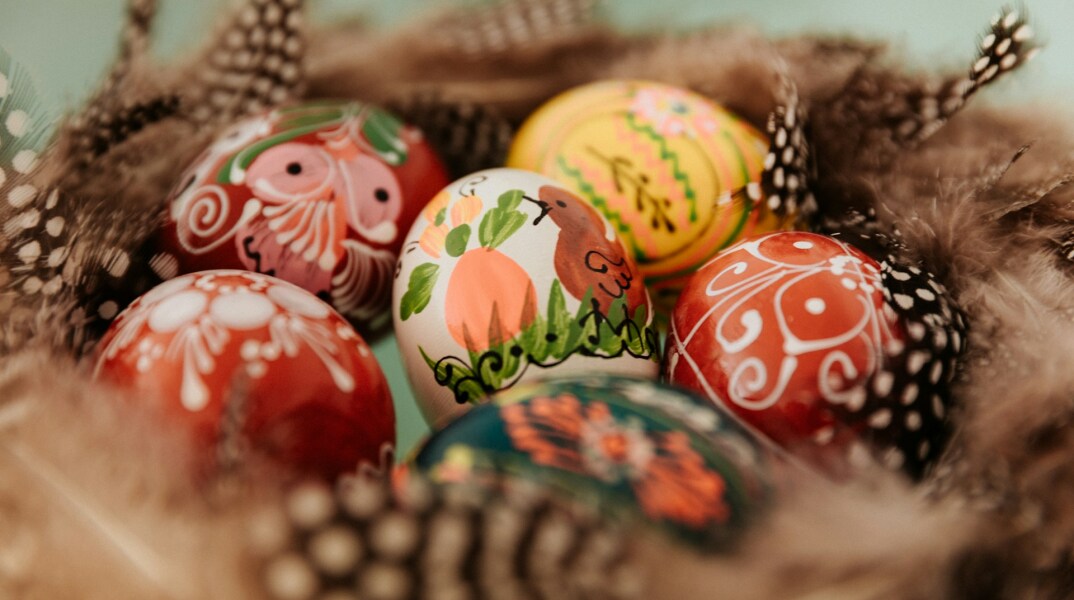 Πασχαλινά αυγά σε διάφορα χρώματα και με διάφορες ζωγραφιές