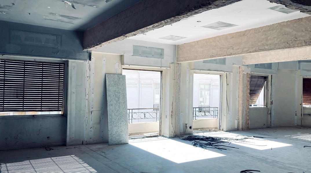 Flow and Order: Μία έκθεση σύγχρονης ζωγραφικής σε ένα εγκαταλελειμμένο αθηναϊκό διαμέρισμα