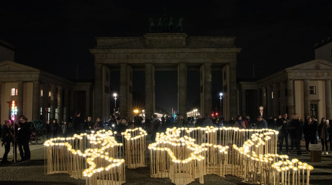 Δράση για της Ώρα της Γης στη Γερμανία μπροστά από αξιοθέατο