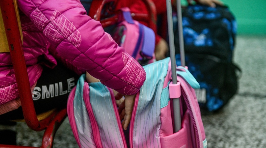 Κοριτσάκι βγάζει από την τσάντα του τετράδιο