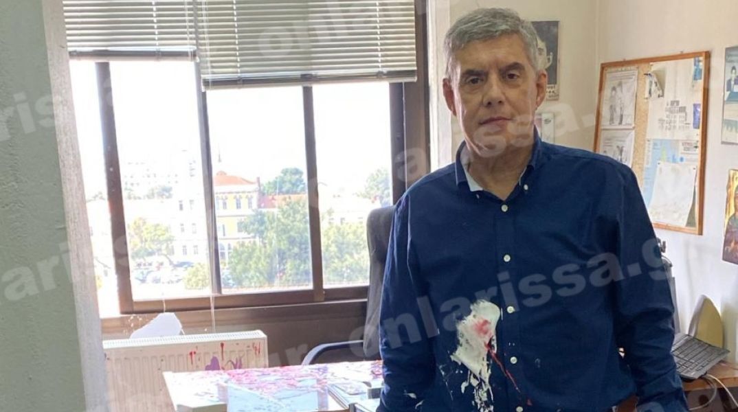 Τέμπη: Επίθεση με μπογιές στον πρώην περιφερειάρχη Θεσσαλίας Κώστα Αγοραστό