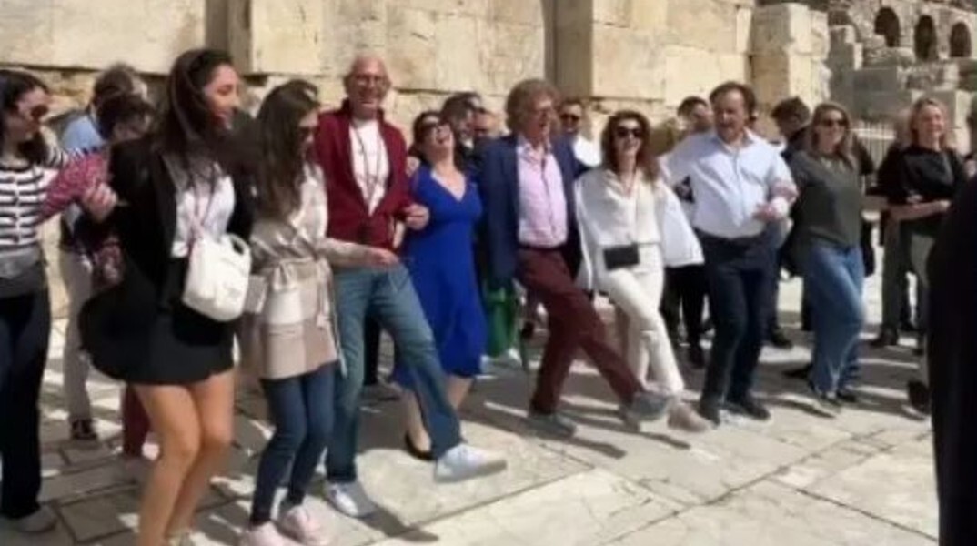 Ο André Rieu επισκέφθηκε την Ακρόπολη και χόρεψε συρτάκι