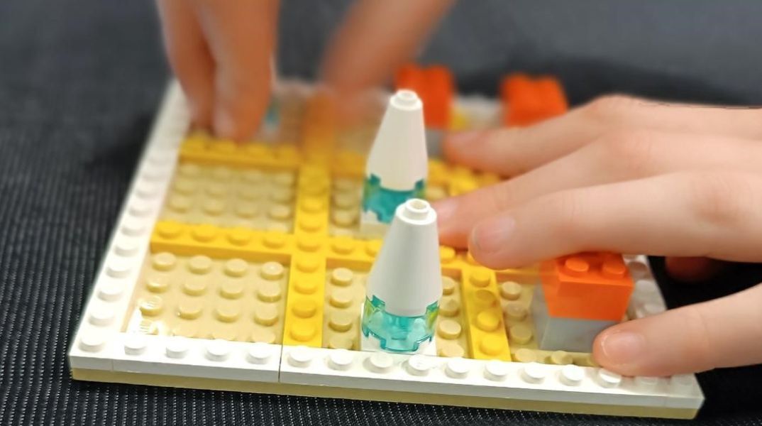 Θεσσαλονίκη: Επιτραπέζιο παιχνίδι για τυφλούς, από επαναχρησιμοποιημένα τουβλάκια, κατασκεύασαν μαθητές του Ειδικού Γυμνασίου-Λυκείου Κωφών και Βαρηκόων.