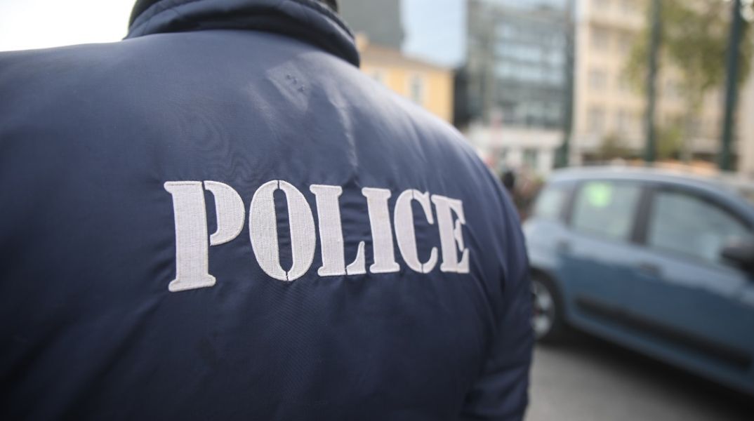 ΕΛ.ΑΣ.: Αστυνομικός συνελήφθη για μαστροπεία - Συμμετείχε σε οργανωμένο κύκλωμα σωματεμπορίας και γενετήσιας εκμετάλλευσης γυναικών.