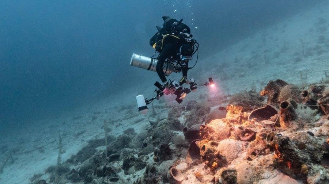 ΥΠΠΟ: Ναυάγιο της πρώιμης βυζαντινής περιόδου (5ος - 6ος αιώνας μ.Χ.) ερευνήθηκε στους Φούρνους - Έχουν καταγραφεί 8 τύποι αμφορέων.