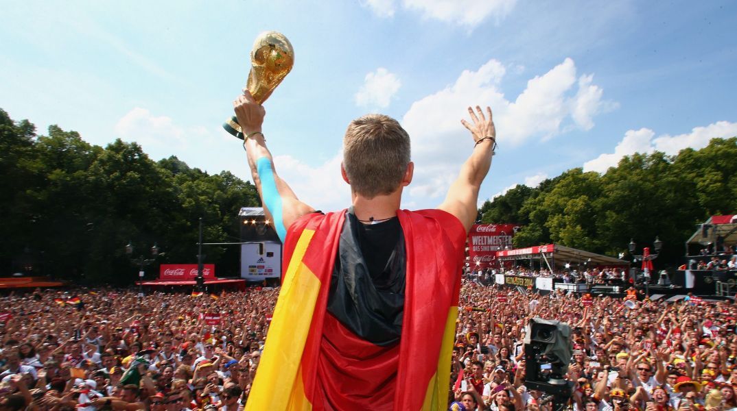 Γερμανία: Η Nike εκτοπίζει την Adidas ως προμηθευτής της Ομοσπονδίας Ποδοσφαίρου - Έπειτα από 77 χρόνια συνεργασίας - Βροχή σχολίων στα ΜΜΕ. 