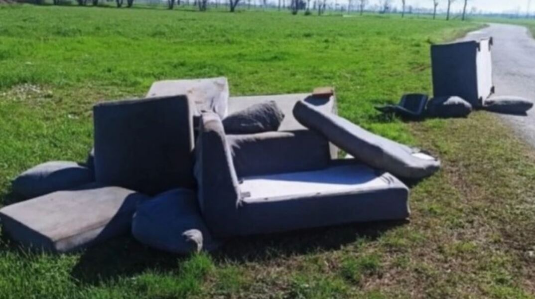 Πέταξε καναπέδες στον δρόμο και οι αστυνομικοί τους επέστρεψαν στον κήπο του