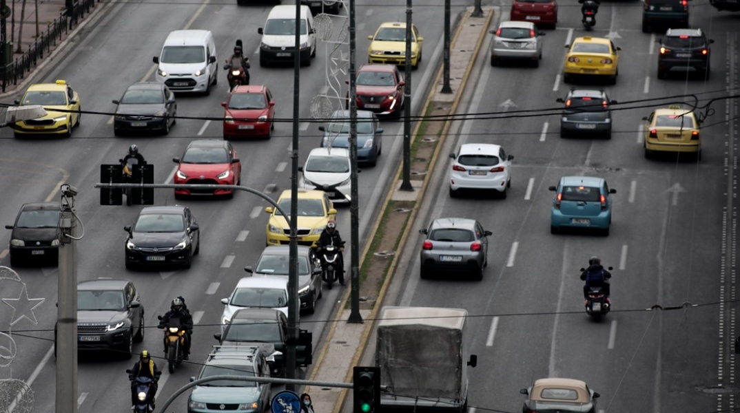 Αυτοκίνητα σε δρόμο της Αθήνας