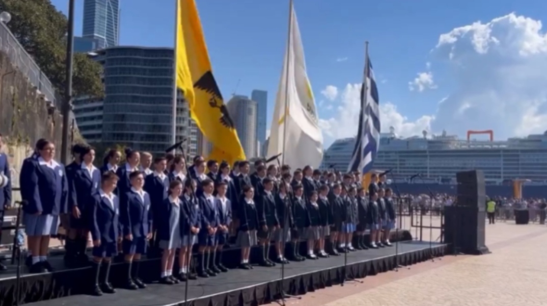 Ομογενείς της Αυστραλίας τραγουδούν τον Εθνικό Ύμνο έξω από την όπερα του Σίδνεϊ