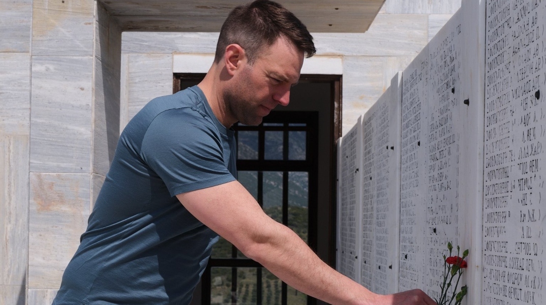 Κασσελάκης: Έξοδος από το στρατόπεδο και επίσκεψη στο Δίστομο