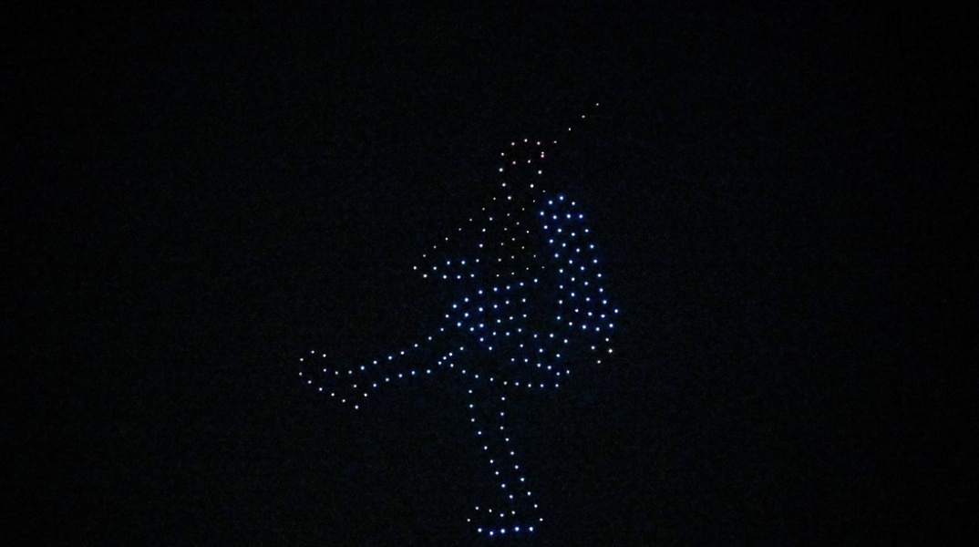 Εύζωνας σχηματισμένος από drone στον ουρανό της Αθήνας