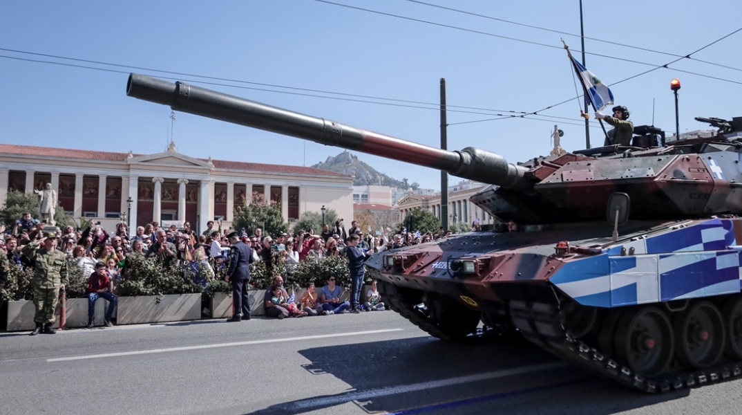 Άρμα μάχης παρελαύνει κατά τη στρατιωτική παρέλαση για την 25η Μαρτίου στην Αθήνα