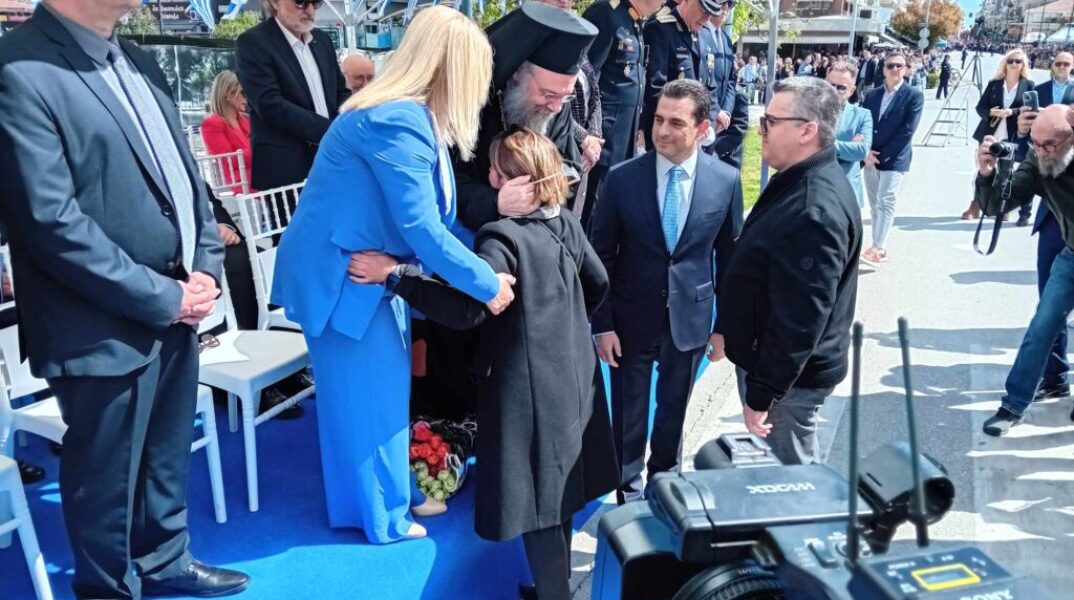 57 τριαντάφυλλα στην εξέδρα των επισήμων για τους νεκρούς στα Τέμπη