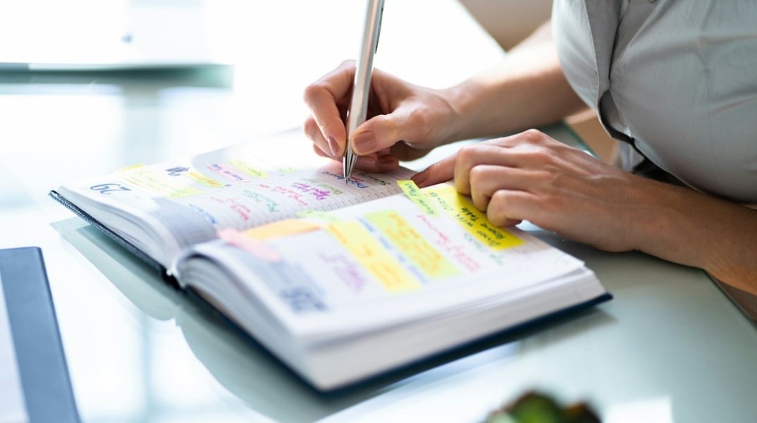 Γυναίκα γράφει στο ημερολόγιο της