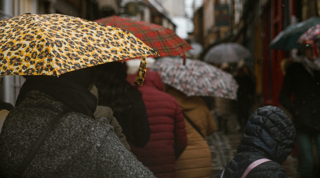 Καιρός αύριο: Συννεφιά και λασποβροχές την Τρίτη
