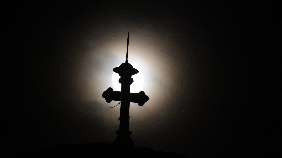 Η Πανσέληνος Μαρτίου κοσμεί τον νυχτερινό ουρανό