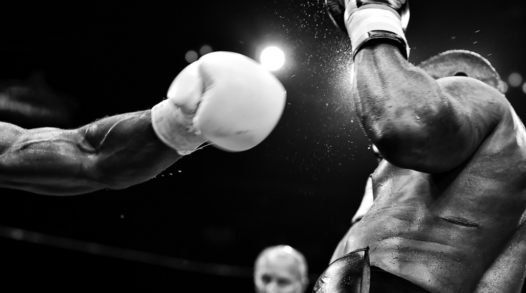 Στιγμιότυπο από αγώνα πυγμαχίας όπου διακρίνονται μόνο τα γάντια των αθλητών