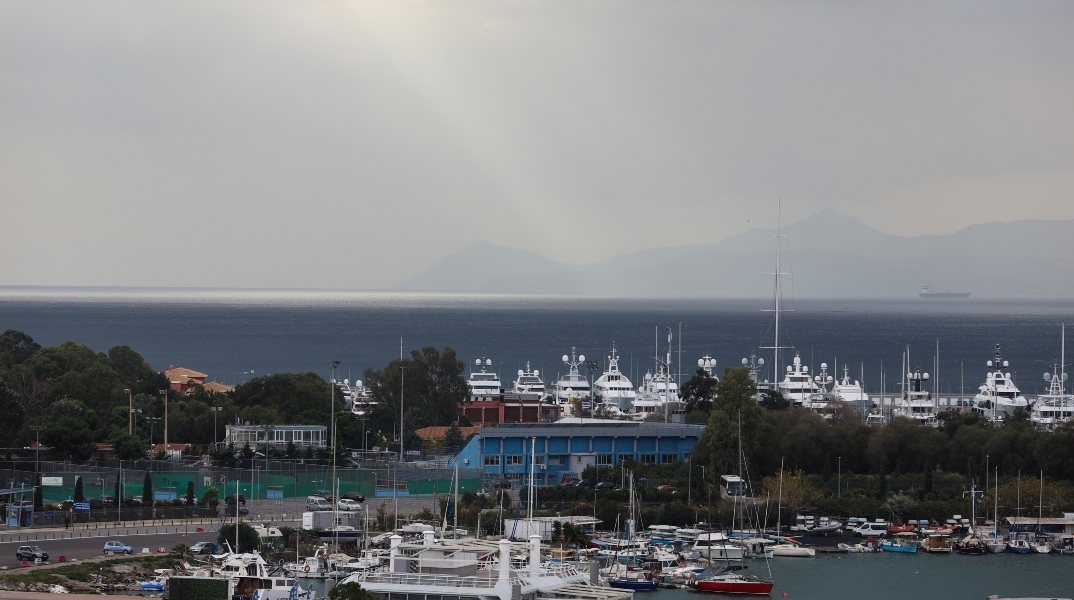 Καιρός αύριο: Υψηλές θερμοκρασίες και σκόνη 