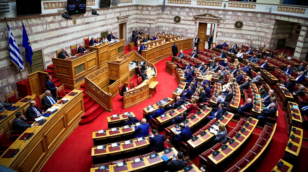 Πρόταση μομφής: Ξεκίνησε η συζήτηση στη Βουλή 