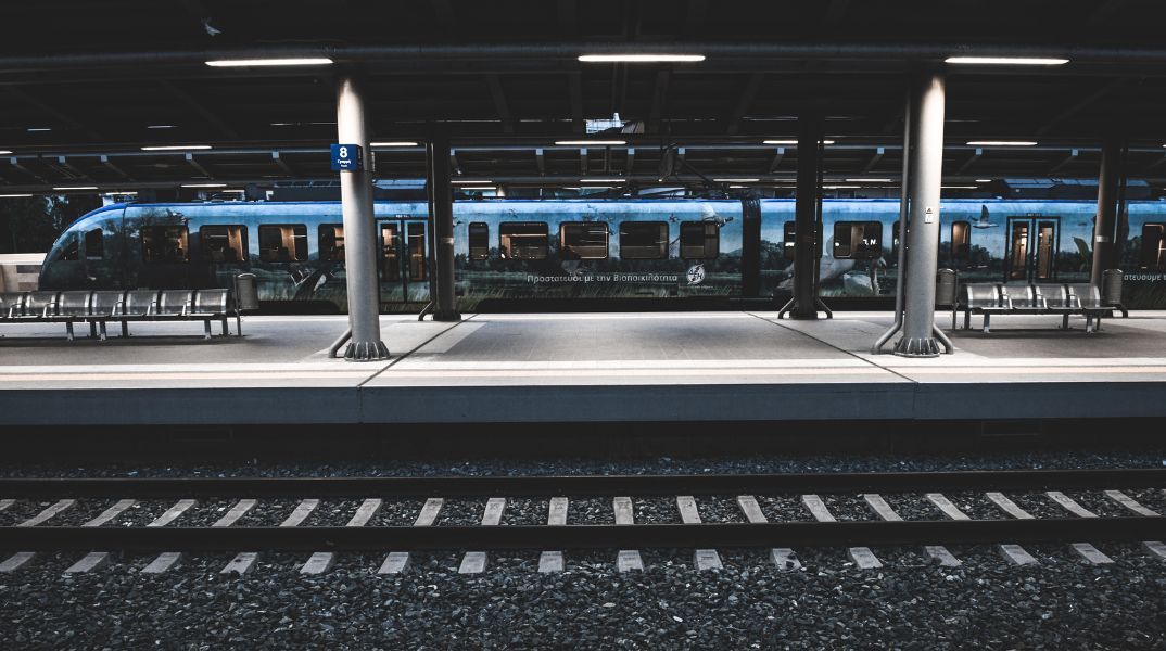 Σύμβαση 717 ΕΡΓΟΣΕ: Ελεύθερος με εγγύηση 700 χιλιάδες ευρώ ο τρίτος κατηγορούμενος που απολογήθηκε στην ευρωπαία ανακρίτρια.