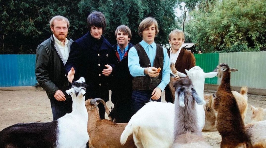 The Beach Boys: Νέο ντοκιμαντέρ για το συγκρότημα που έφερε επανάσταση στην ποπ μουσική τη δεκαετία του 1960 - Θα κάνει πρεμιέρα στo Disney+ τον Μάιο.