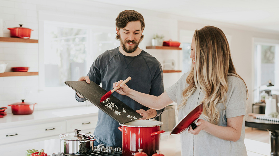 Κατσαρόλες με βιβλία: Στην κουζίνα με Μπουρνταίν, Μονταλμπάν και Καρβάλιο