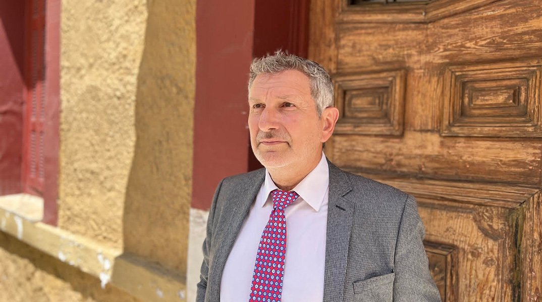 Ο Κωστής Καζαμιάκης συνομιλεί με τον Δημοσθένη Πατρώνα