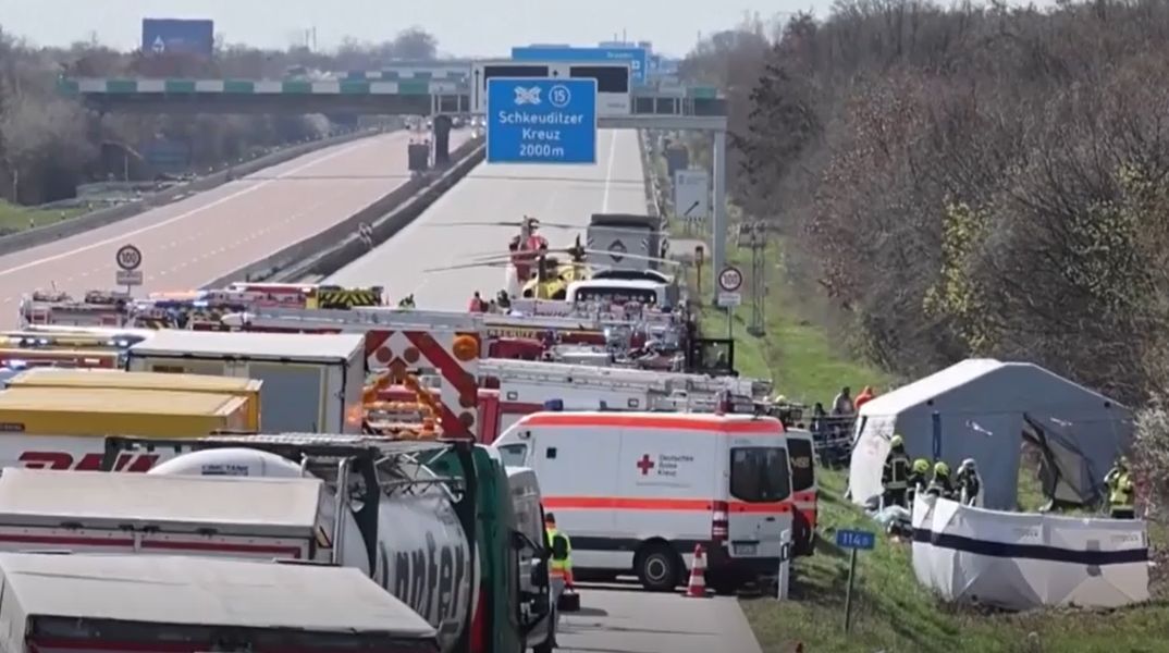 Γερμανία: Τροχαίο δυστύχημα με ανατροπή λεωφορείου σε μεγάλο αυτοκινητόδρομο κοντά στη Λειψία - Πέντε νεκροί και πολλοί τραυματίες.