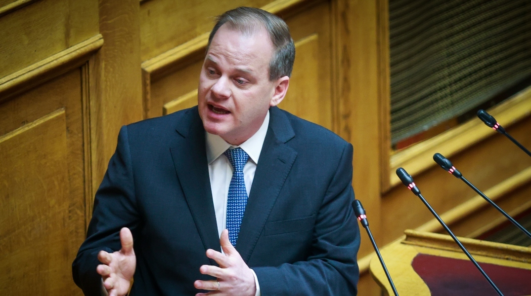 Πρόταση μομφής: Ο Καραμανλής στο βήμα της Βουλής