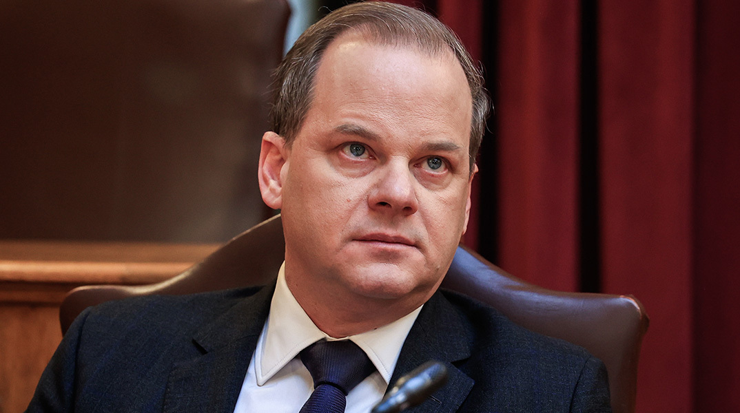 Ο Κώστας Αχ. Καραμανλής στη συνεδρίαση της Εξεταστικής Επιτροπής για "τη διερεύνηση του εγκλήματος των Τεμπών και όλων των πτυχών που σχετίζονται με αυτό" © ΓΙΩΡΓΟΣ ΚΟΝΤΑΡΙΝΗΣ/EUROKINISSI