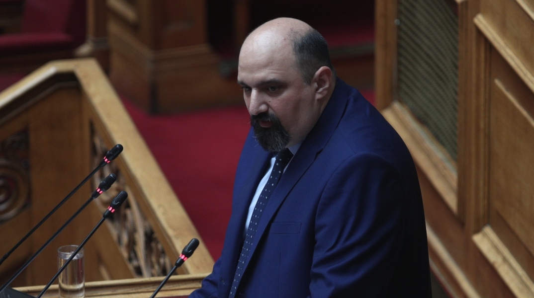 Χρήστος Τριαντόπουλος: Τι υποστήριξε στη Βουλή ο υφυπουργός Κλιματικής Αλλαγής και Πολιτικής Προστασίας για το πολύνεκρο δυστύχημα στα Τέμπη.