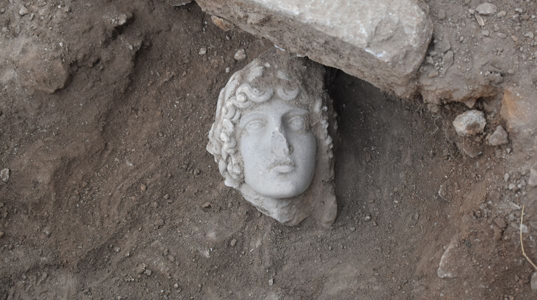 Πανεπιστημιακή Ανασκαφή Φιλίππων: Μια κεφαλή αγάλματος Απόλλωνα, του 2ου ή αρχών του 3ου αι. μ. Χ., μεταξύ των ευρημάτων της ανασκαφικής περιόδου 2023.