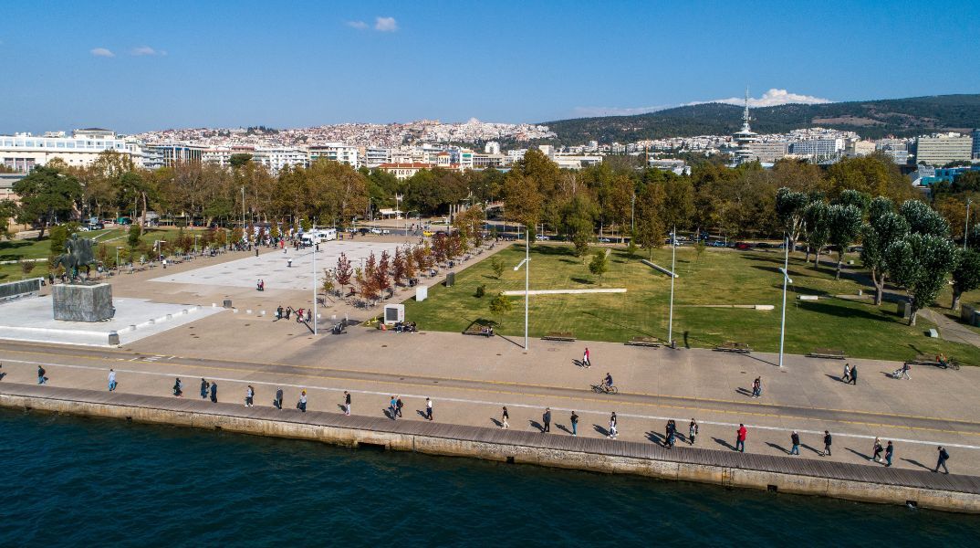 Θεσσαλονίκη: Ξεκίνησε η φύτευση 500 νέων δέντρων στη Νέα Παραλία - Προτεραιότητα η πράσινη και βιώσιμη πόλη, δηλώνει ο δήμαρχος Στέλιος Αγγελούδης.
