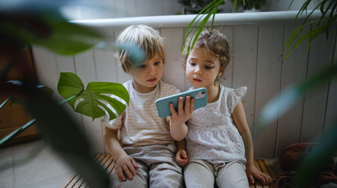 Καναδάς: Σχολεία προσφεύγουν στη δικαιοσύνη σε βάρος των τεχνολογικών κολοσσών, τους οποίους κατηγορούν για διατάραξη της μάθησης.