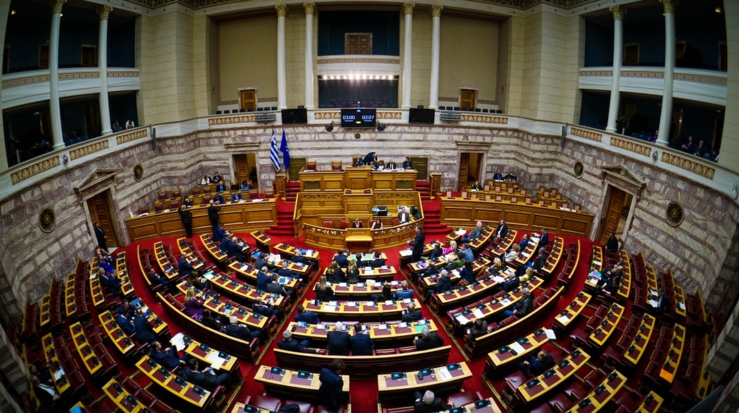 Live: Σε εξέλιξη οι ομιλίες των πολιτικών αρχηγών για την πρόταση μομφής