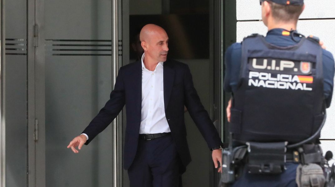 Λουίς Ρουμπιάλες: Η εισαγγελία ζητά φυλάκιση 2 ετών και 6 μηνών για τον πρώην πρόεδρο της ισπανικής ομοσπονδίας ποδοσφαίρου. 