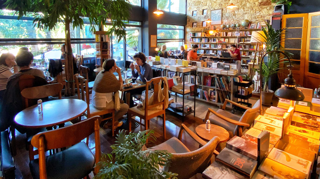 10 βιβλιοπωλεία - καφέ στην Αθήνα με χαλαρά vibes