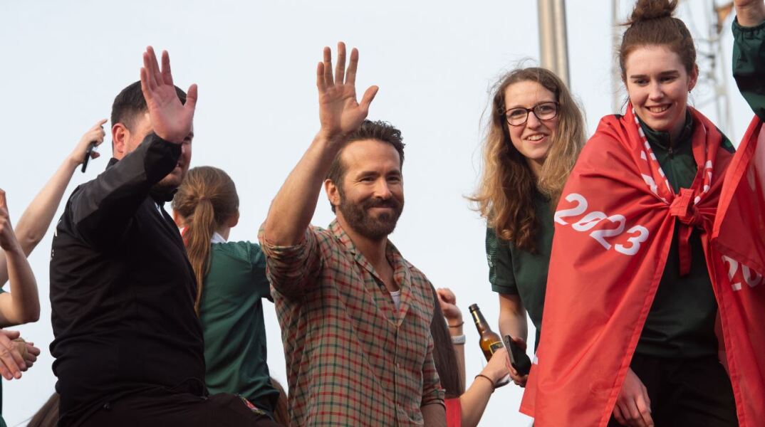 Η Ρέξαμ ανακοίνωσε ότι οφείλει σε Ρέινολντς και ΜακΕλχένι 9 εκατομμύρια λίρες